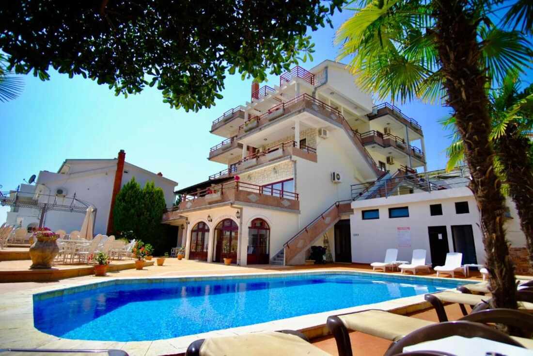 H Kleopatra hotel in Ulcinj with outdoor swimming pool and palm trees